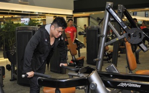 Minh Tiệp thích thú với thiết bị mới tại Elite Fitness