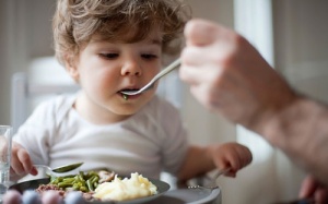 Trẻ bị viêm phế quản nên ăn gì?