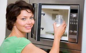 Có nên hâm nóng sữa của bé bằng lò vi sóng?