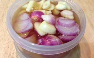 Có nên trị ho bằng siro mật ong, hành tím và tỏi?