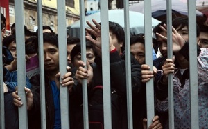 Infographic: Toàn cảnh tiêm vaccine dịch vụ - ai khổ vì ai?