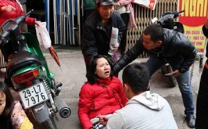 Dậy sóng trong ngày: 'Phục kích tấn công' bệnh viện tìm 'cách bảo vệ con'