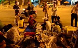 Chờ tiêm vaccine cho con từ chiều 27/12 đến sáng 28/12 thì 'gục'