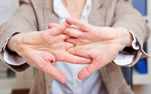 Video: Bẻ đốt ngón tay có gây hại không?