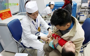 Trẻ đang sốt cao, viêm họng có nên đi tiêm vaccine?