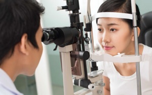 Vừa bị cận thị nặng, vừa bị đục thủy tinh thể chữa thế nào?