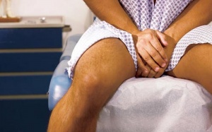 Cấp cứu vì tự làm gãy “súng”