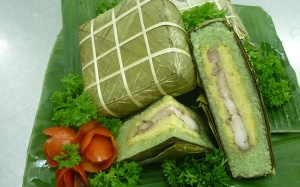 Tuyệt chiêu luộc bánh chưng xanh mướt không cần hóa chất