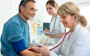 Người cao tuổi điều trị tăng huyết áp cần lưu ý những gì?