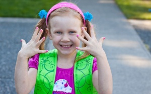 Sơn móng cho bé: Cẩn thận kẻo hại con!