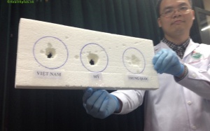 Video thực nghiệm: Dầu cá càng 'xịn' thì ăn mòn xốp càng nhanh