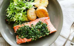 Ăn Tết nhẹ bụng, đủ chất với cá hồi khoai tây nướng