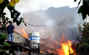 Lửa bao trùm 5 cửa hàng ở phố núi