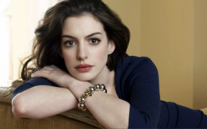 Cách trang điểm màu nude đẹp như Anne Hathaway