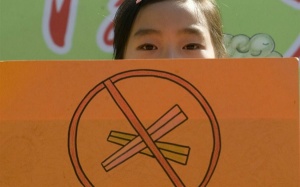 Chúng ta đang tự giết nhau chỉ bằng một đôi đũa 'ăn liền'