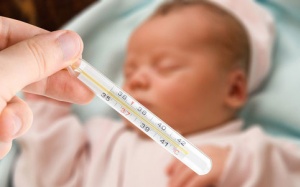 Trẻ bị nôn ra máu vì tùy tiện dùng thuốc hạ sốt