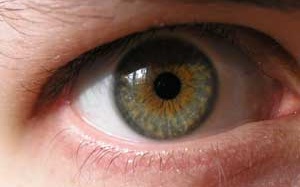 Chiếu tia laser khi bị tái đục thủy tinh thể sau phẫu thuật có được không?