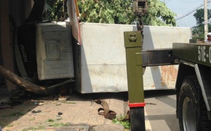 Ô tô lao vào quán phở, hai người kêu cứu trong cabin