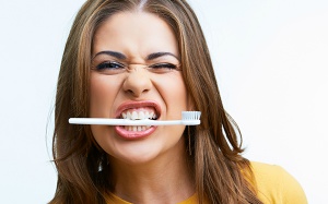 Trị loét miệng bằng tinh dầu và kem chống nắng