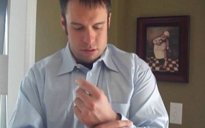 Run tay khi cầm bút, cầm đũa và đứng trước đám đông trị như thế nào?