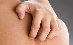 Ngứa, nổi mụn, nổi chàm lưng vào mùa Đông là bệnh gì?