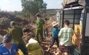 Tiêu hủy gần 130kg bánh kẹo thị trường Tết không rõ nguồn gốc