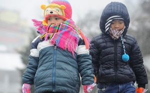 Phụ huynh Hà Nội chật vật khi con nghỉ học vì rét