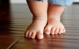 Trẻ đi nhón gót chân có nguy hiểm?