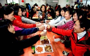 Mải tiệc tất niên, quên uống thuốc kháng sinh đúng liều