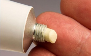 Mề đay nổi, bôi kem không khỏi ngứa