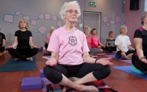 Bà cụ 100 tuổi bền bỉ luyện yoga