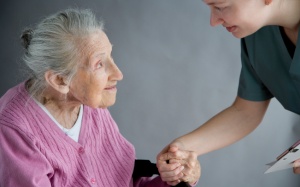 Mẹ tôi đãng trí phải làm sao?