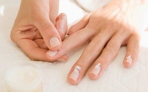  Bong tróc da tay khi tiếp xúc với xà phòng là bệnh gì?