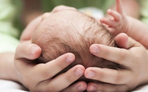 Mẹo hay giúp bé sạch nhanh 'cứt trâu' trên đầu