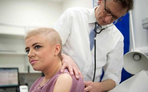 Bệnh nhân đầu tiên được tiêm vaccine điều trị ung thư tại Anh 