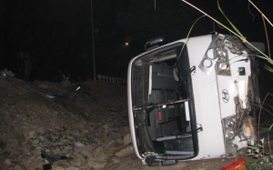 34 người kêu cứu trên xe khách bị lật