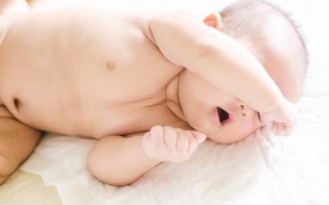 Nhìn tư thế ngủ đoán sức khỏe của con