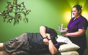 Nến lấy ráy tai đốt luôn cả màng nhĩ