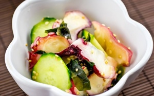 Trổ tài làm salad bạch tuộc trong 15 phút