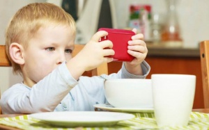 Vừa ăn vừa chơi: Rất nguy!