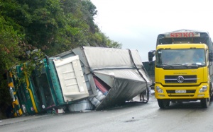 Ôtô lật giữa đèo Cả, tuyến Bắc - Nam tê liệt nhiều giờ