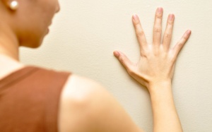 30 tuổi bị run ở tay trị thế nào?