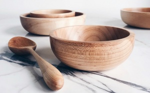 Phủ bóng làm mới bát đũa gỗ bằng 'sơn' sáp ong không độc hại