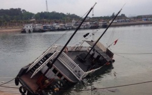 Tàu du lịch đắm trên vịnh Hạ Long