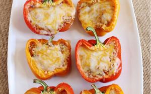 Bữa ăn rực rỡ với ớt chuông nhồi quinoa và phô mai nướng