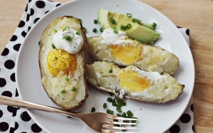 Khoai tây nướng trứng và phô mai thơm phức cực kích thích