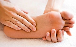 Tê bì chân tay, sưng khớp có phải biến chứng đái tháo đường?