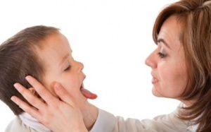 Nhiệt miệng lâu ngày - trẻ dễ bị suy dinh dưỡng 