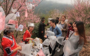 Du khách Trung Quốc lên núi mua không khí về 'thưởng thức'