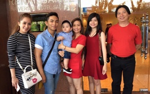 Lộ diện bố mẹ chồng giàu có, trẻ trung của Khánh Thi